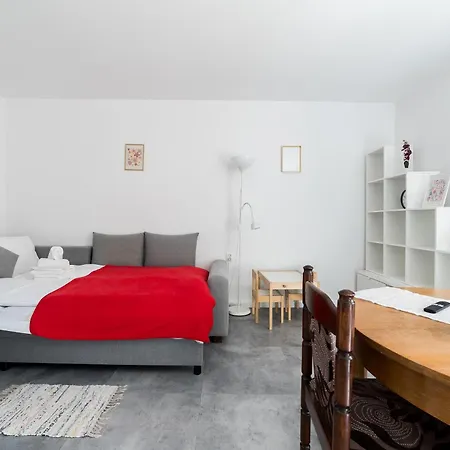 Apartment Red Accent Cosy *